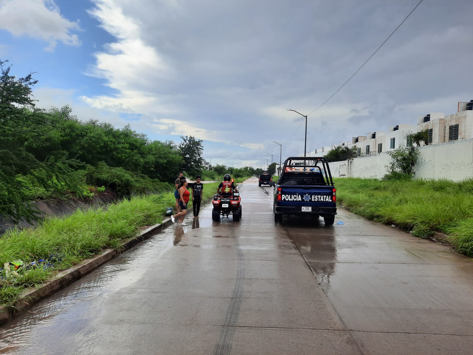 Desaparece jovencito al ser arrastrado por la corriente de un canal en Culiacán; hallaron su bicicleta