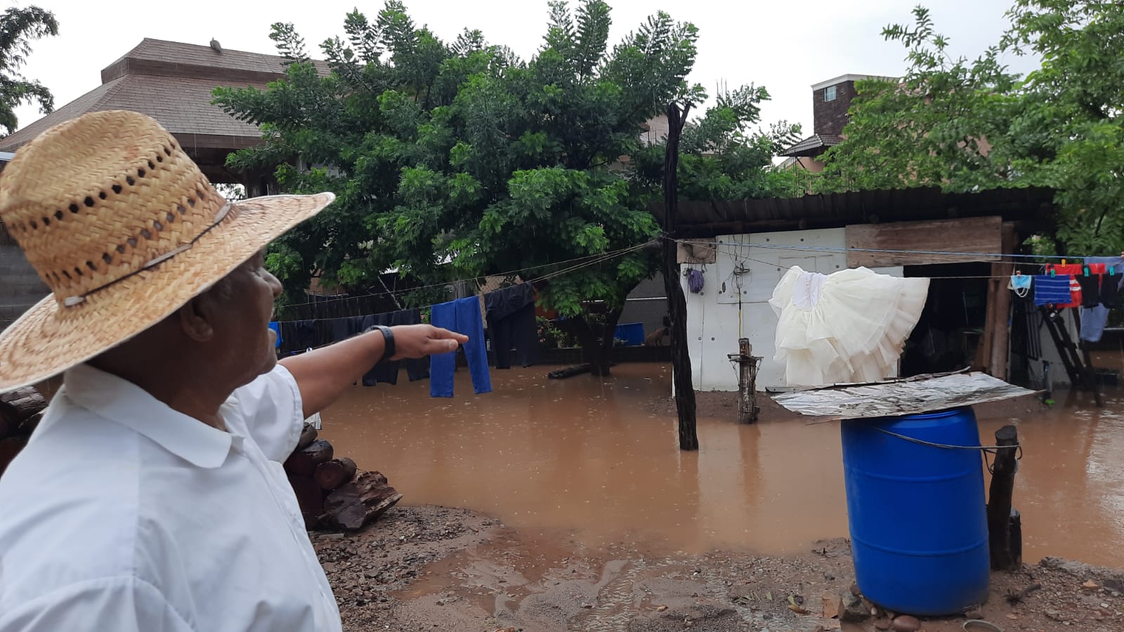 Don Timoteo, un paqueterito de una tienda de autoservicio, perdió parte de su patrimonio en las inundaciones