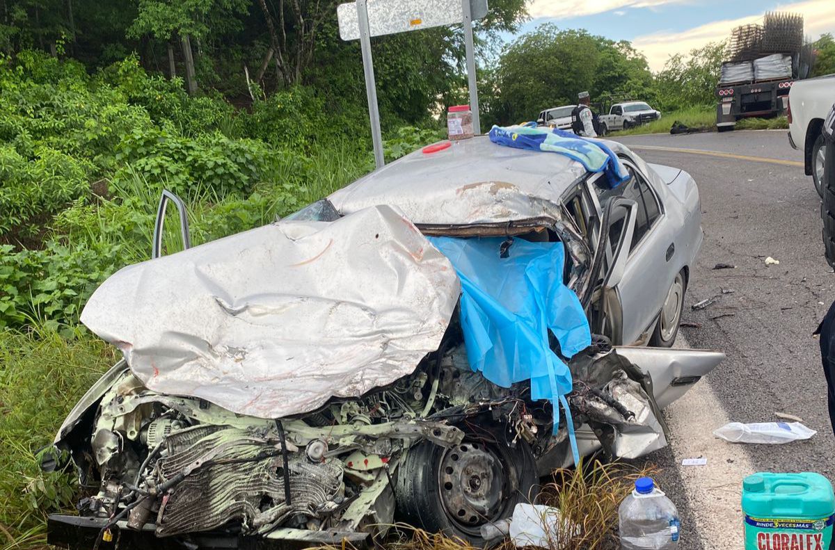 En Elota, fatal accidente entre tráiler y un automóvil deja a dos ...