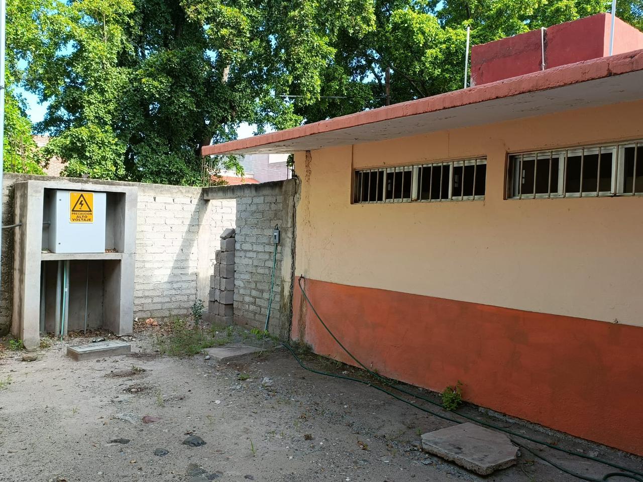 Empiezan los conflictos en las escuelas, padre de familia de la primaria Adolfo López Mateos truenan contra el director