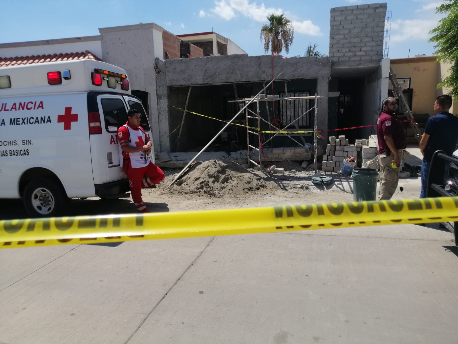 En Los Mochis| Trabajador de la construcción pierde la vida luego de caerle una marquesina