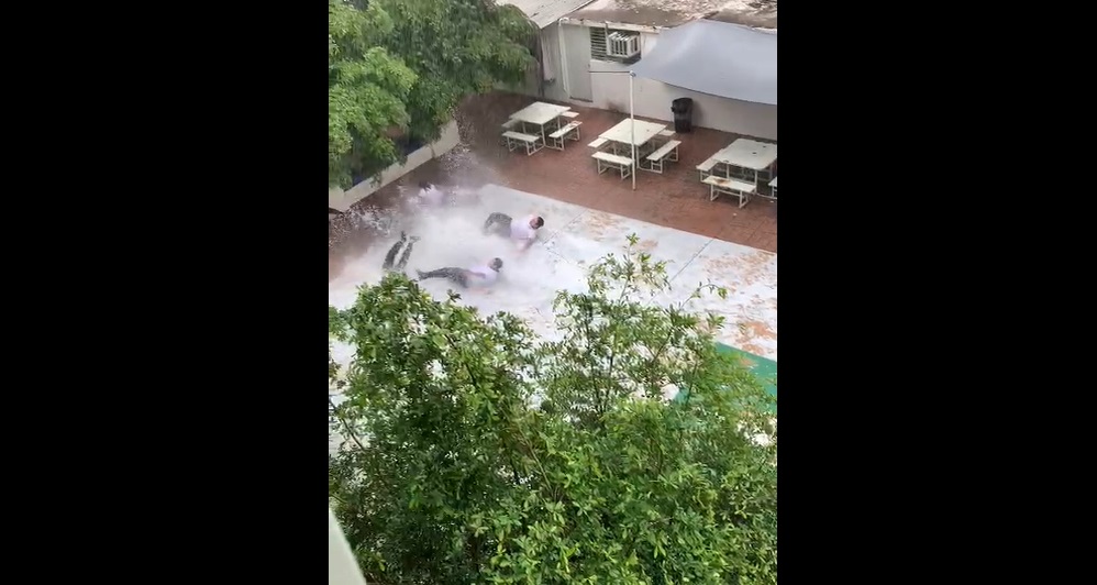 Video viral: Estudiantes de prepa aprovechan la lluvia en Culiacán ‘deslizándose’ en el agua
