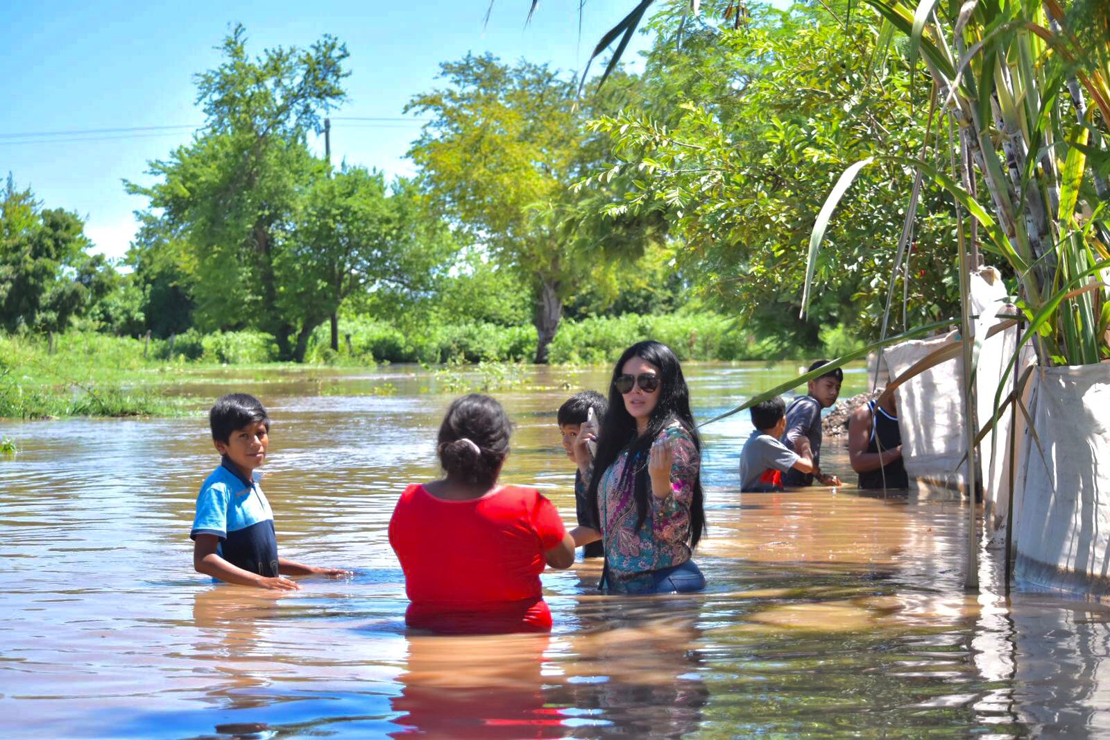 Con el agua hasta la cintura, alcaldesa de Elota recorre zonas inundadas