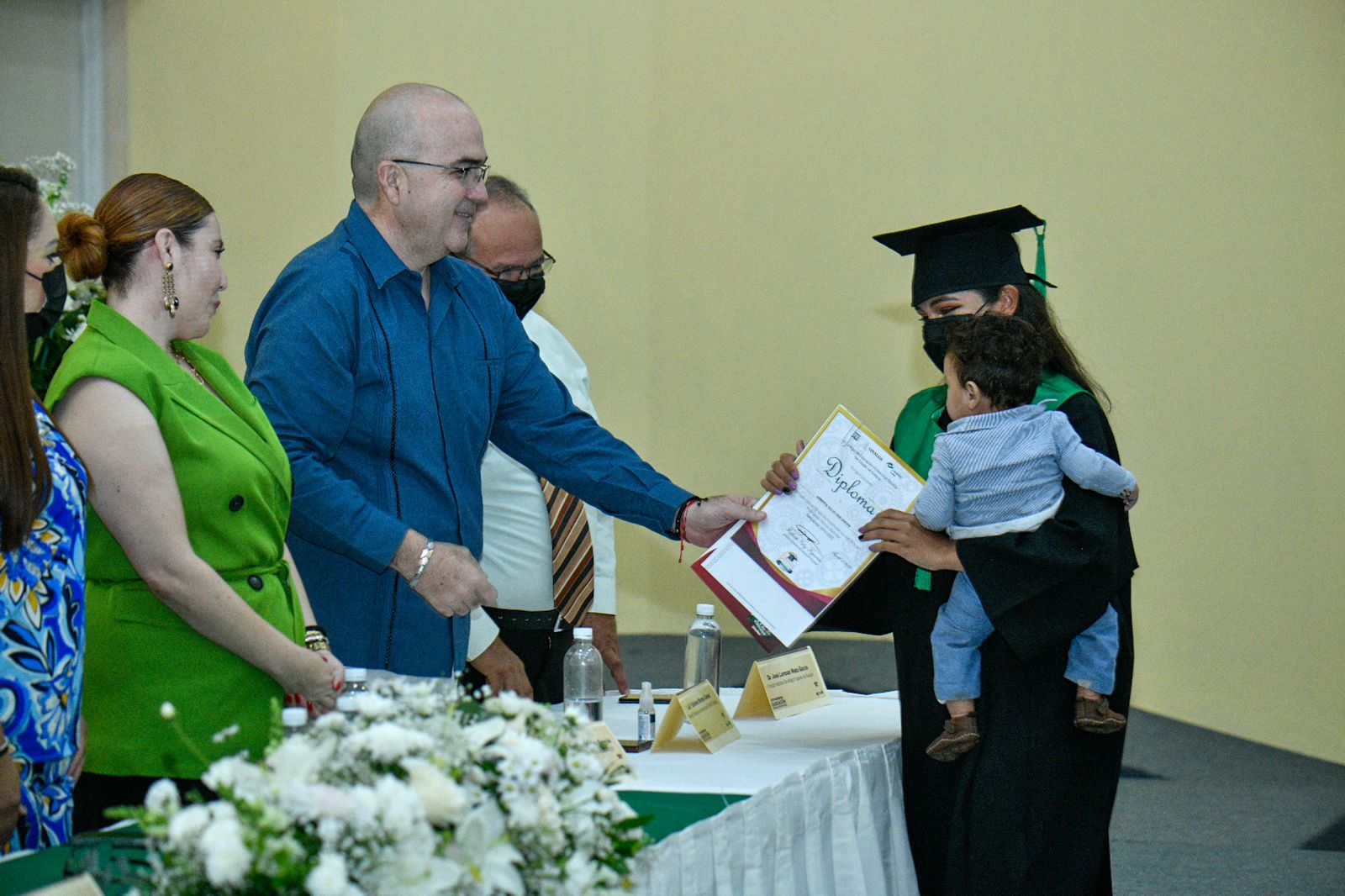 Iba a clases con todo y su hijo en brazos, hoy así recibe su diploma al graduarse de Conalep Guasave