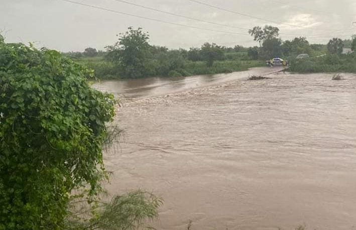 Intensas lluvias provocan desbordamiento de arroyos en el municipio de Sinaloa, piden no cruzar estas zonas