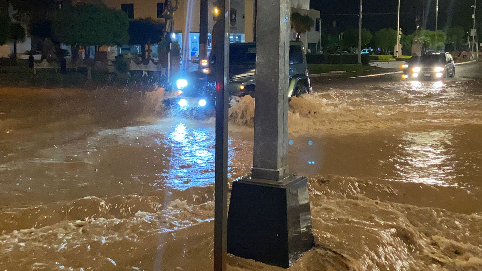 Tromba en Salvador Alvarado deja transito electrocutado, una familia arrastrada en un vehículo y más