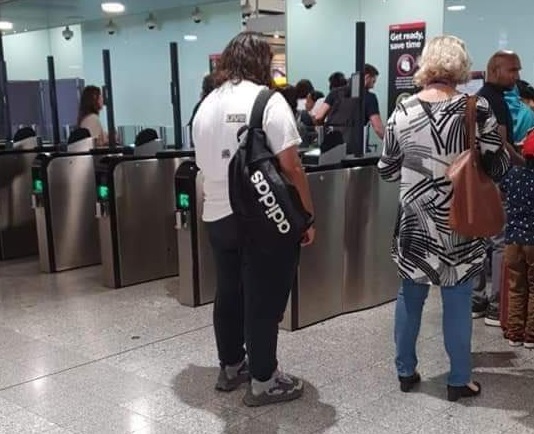 Jesús Ernesto, hijo de López Obrador, es captado en el aeropuerto de Reino Unido y desata nueva polémica