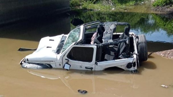 Mueren dos jóvenes tras caer un Jeep a un arroyo en Barras de Piaxtla en San Ignacio