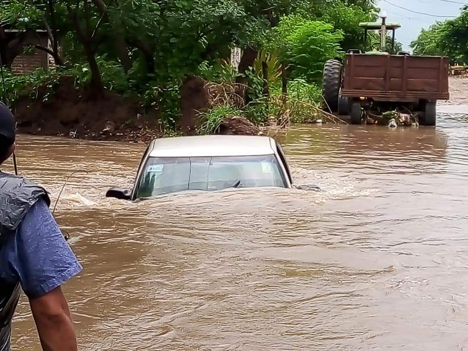 ¡No se arriesgue! Por creciente de arroyos pide PC en Sinaloa de Leyva no llevar  niños a la escuela