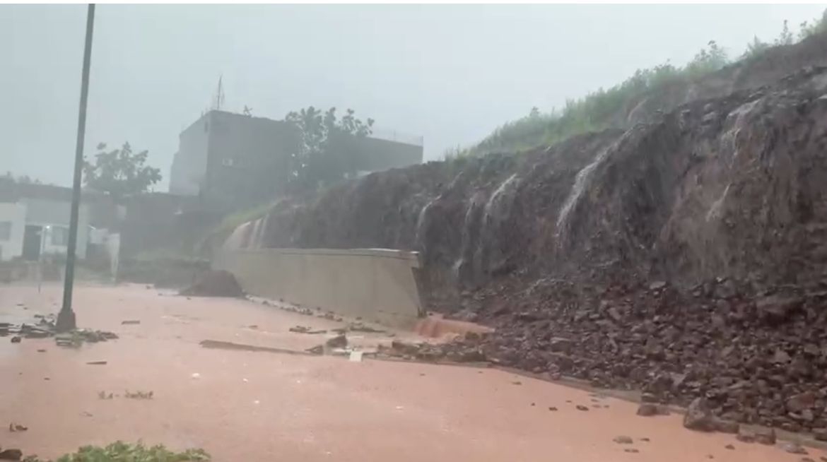 En Culiacán, se desgaja cerro con las lluvias y cae la barda de contención; vecinos temen afectaciones