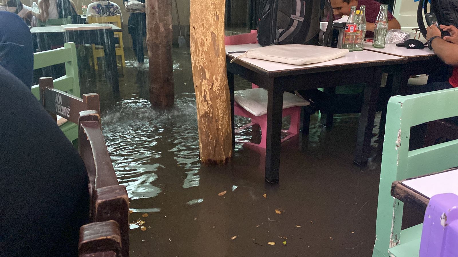 Se inunda Bar El Guayabo y aún con el agua a los tobillos la gente sigue pasándola bien