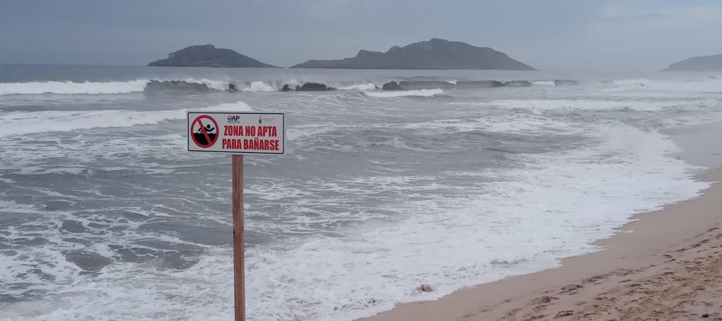 Se mantiene cierre de playas en Mazatlán por fuerte oleaje