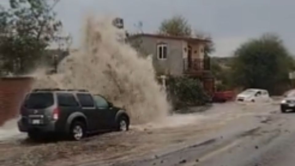 ¡Impactante!  Así fue el momento de la ruptura de un ducto de la presa El Realito en SLP