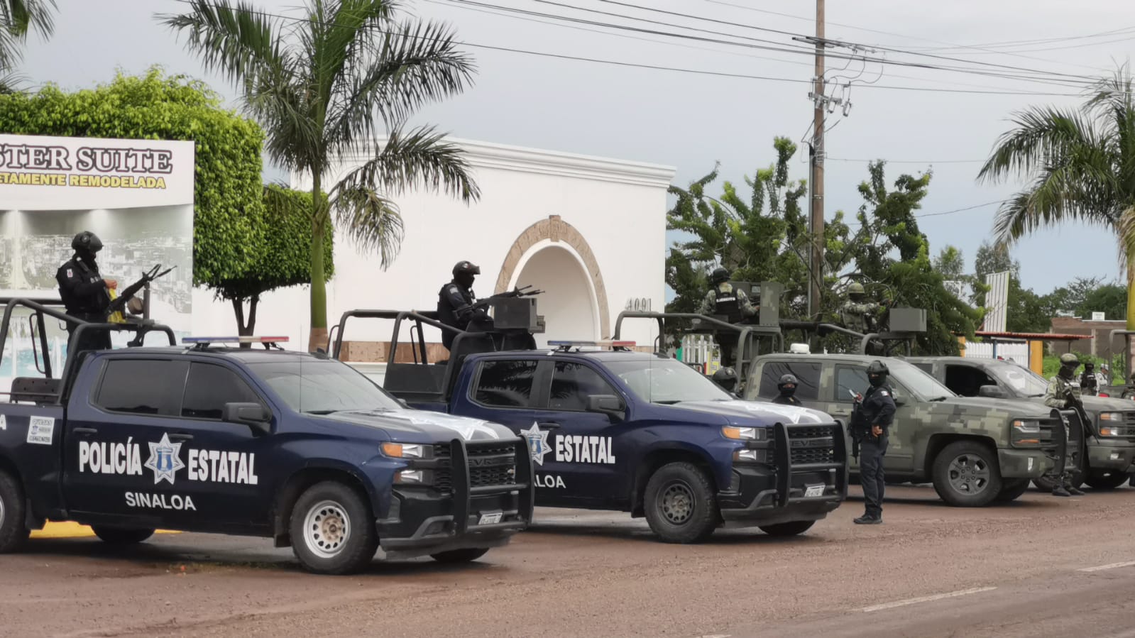 Una mujer secuestrada, armas y droga, el operativo en motel de Culiacán; hay detenidos