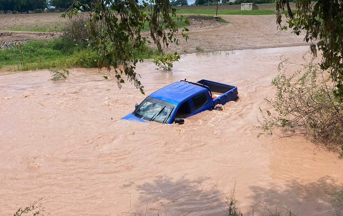¡Tremendo susto! Río arrastra camioneta del año con todo y tripulantes, en Angostura