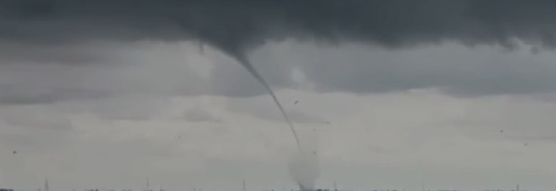 Fuerte lluvia y tromba marina sorprende a pescadores y pobladores de Paredones y Topolobampo, en Ahome