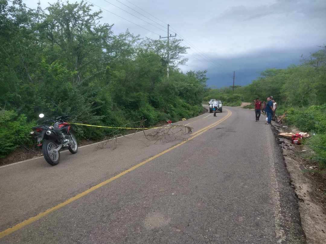 Una mujer muerta y un joven herido, al tronarles una llanta de la moto ...