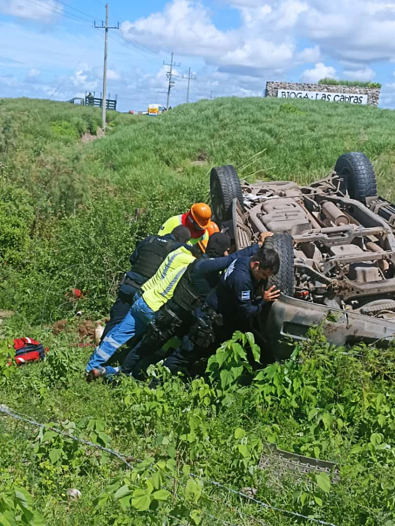 Volcadura en Elota, sobre la Maxipista Culiacán-Mazatlán deja a una persona prensada
