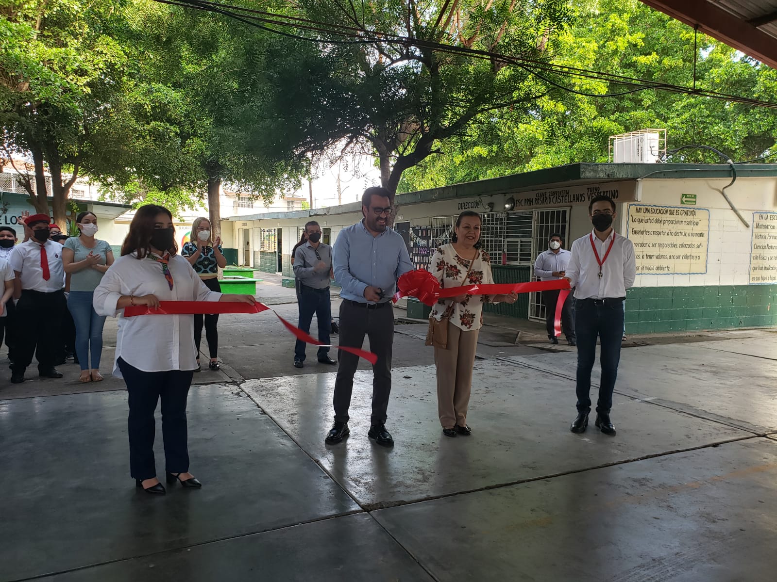 Alcalde de Culiacán inaugura ciclo escolar en primaria donde estudió