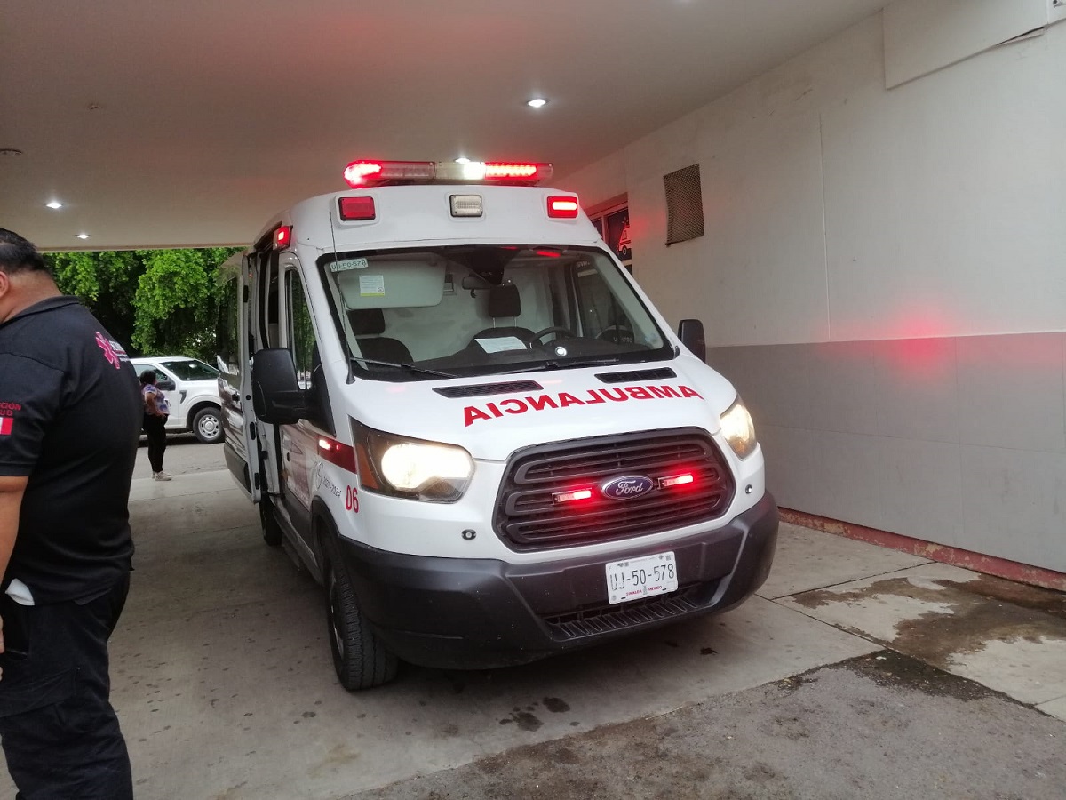 Sujeto golpeaba a su mamá en Ahome, llegan policías, forcejean y termina con un balazo en la pierna