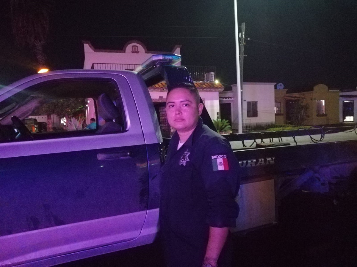 Analy, la agente de Tránsito Municipal que rescató a automovilistas de las inundaciones en Los Mochis