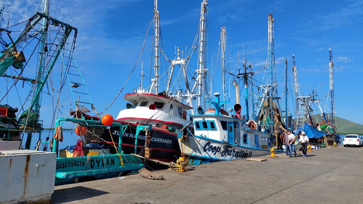 El mar agitado ‘expulsa’ a embarcaciones menores en Topolobampo; pescadores se resguardan en tierra firme