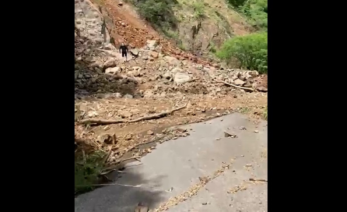 Sigue bloqueada la carretera Badiraguato-Parral por deslaves; no hay paso a Los Naranjos ni a Tameapa