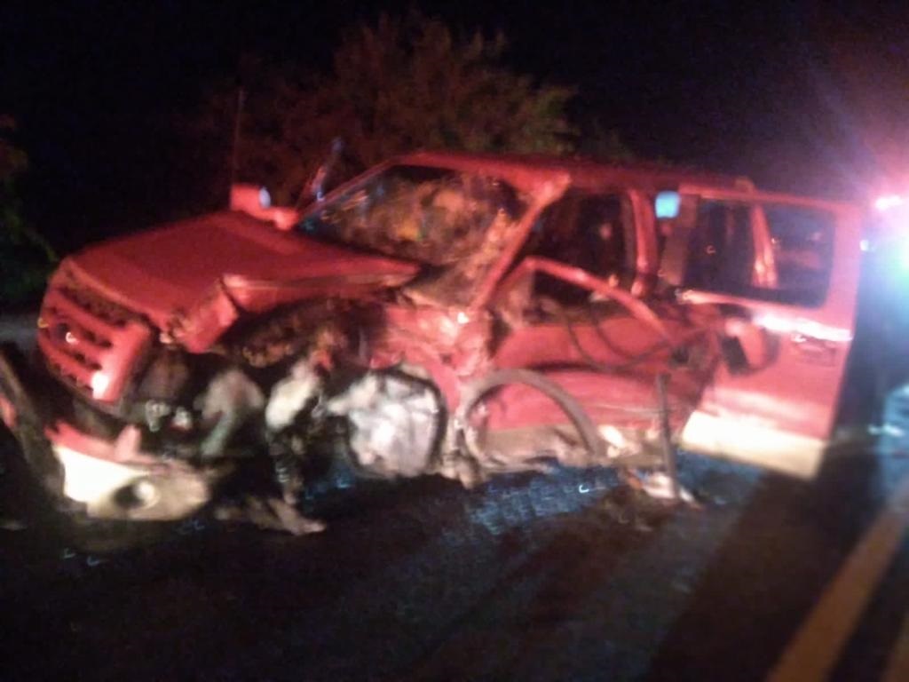 Choca ambulancia que trasladaba a paciente a Guadalajara; hay prensados y cierran la Escuinapa-Tepic