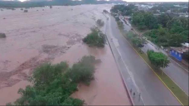 Se desborda el río en Elota en la maxipista; está abierta la circulación, pero bajo vigilancia: PC