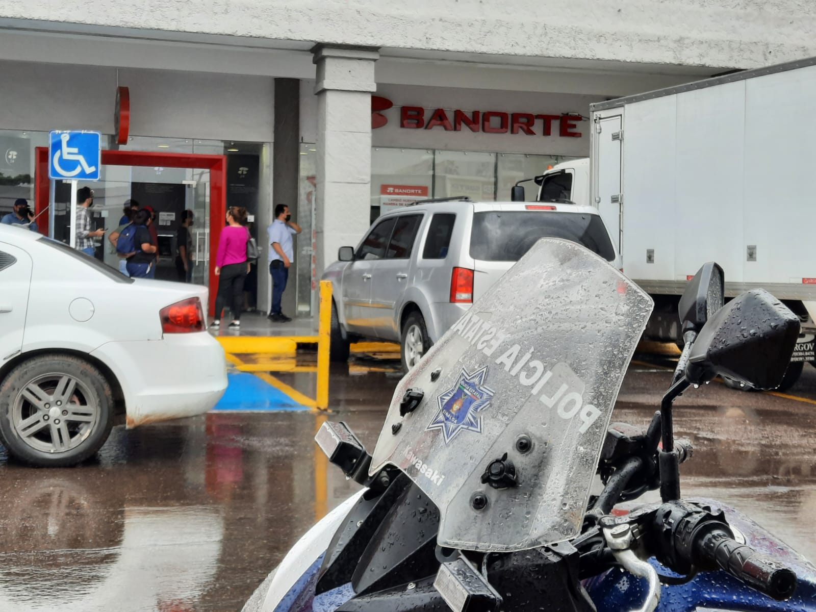 A punta de pistola despojan a mujer de $70,000 y una Cheyenne al salir del banco en Culiacán