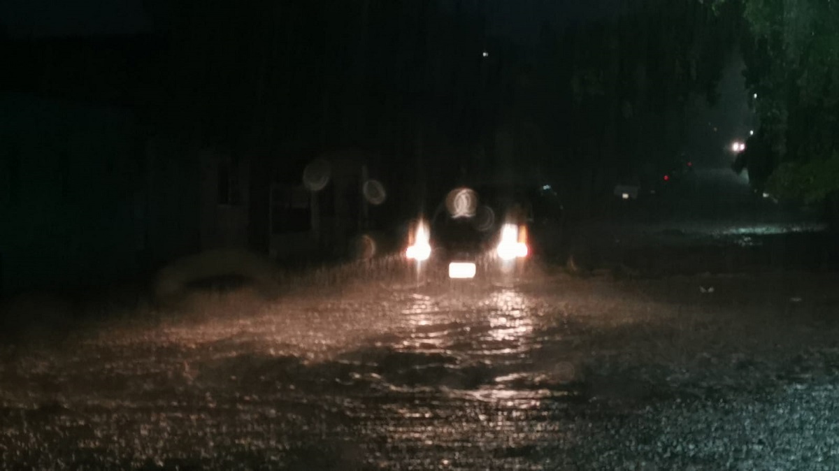 Fuertes vientos y lluvia sorprende a Culiacán los primeros minutos de este viernes