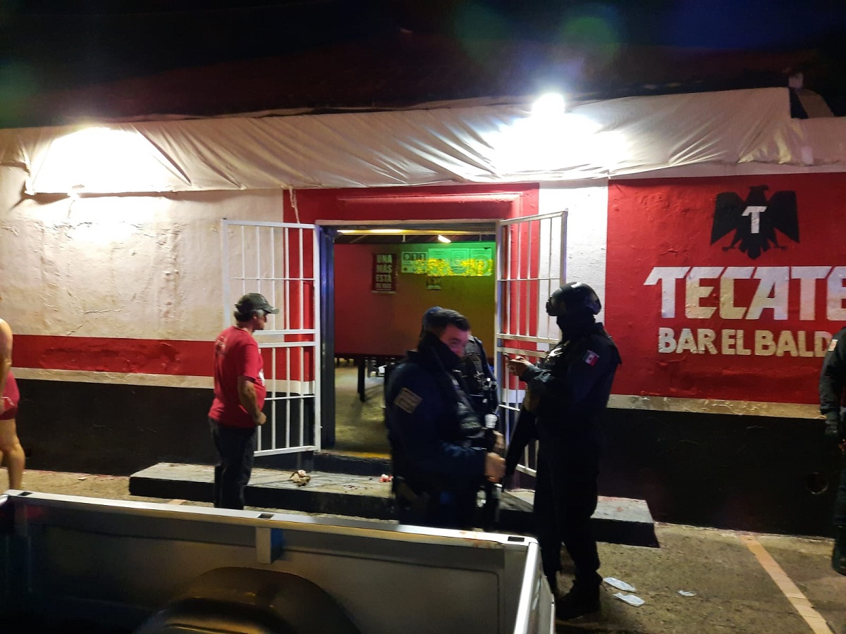 Hombre es herido a balazos y con un arma blanca durante riña en bar del Centro de Culiacán