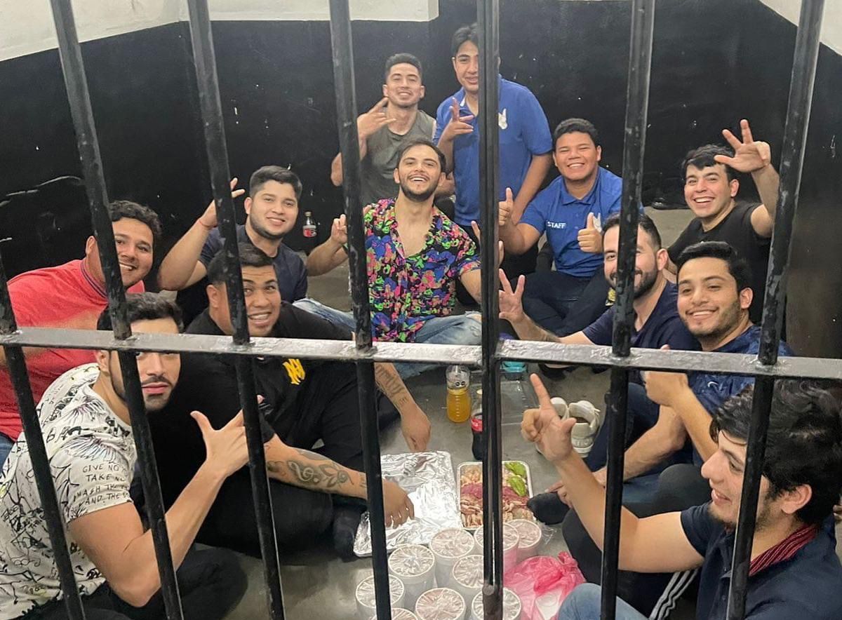 ‘Una disculpa por alarmar a la ciudadanía’; músicos detenidos publican fotos en barandilla