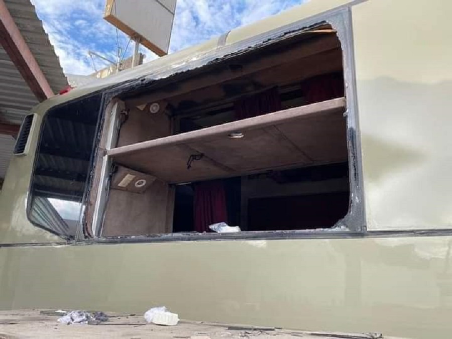 En intento de asalto, lanzan roca a camión de Toño Lizárraga en Guasave; hay un herido
