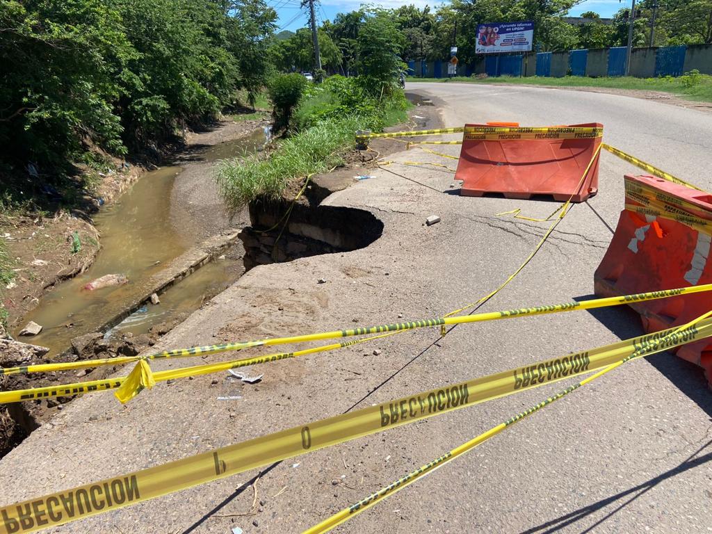 ¡Precaución! Este lunes repararán socavón de la Clouthier; se mantiene cierre vial en uno de los carriles