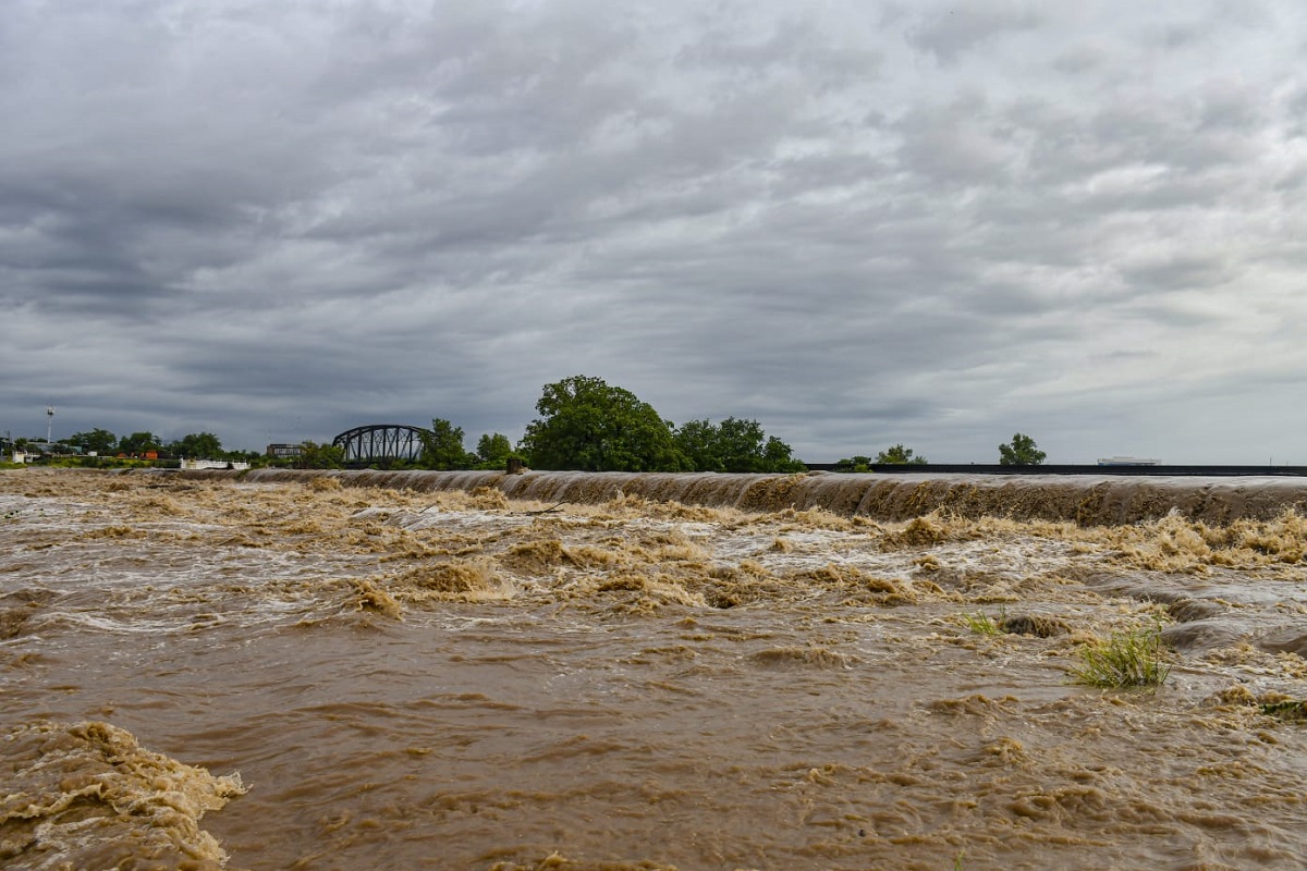 Reportan desaparición de dos hombres al ser arrastrados por arroyo en el Limón de los Ramos, en Culiacán