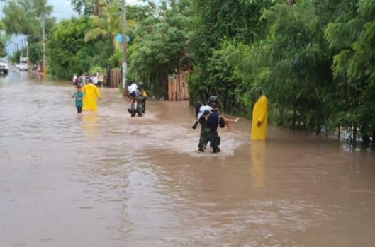 En brazos, militares sacan a niños en escuela de Bellavista donde subió un metro el agua
