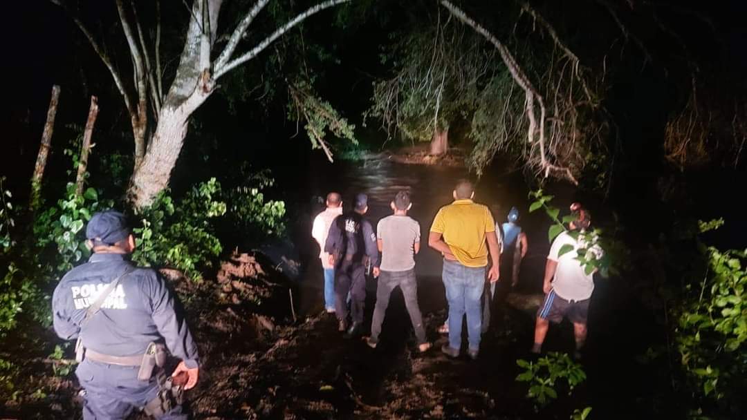 Motociclista es arrastrado por arroyo y se encuentra desaparecido en San Juan, San Ignacio