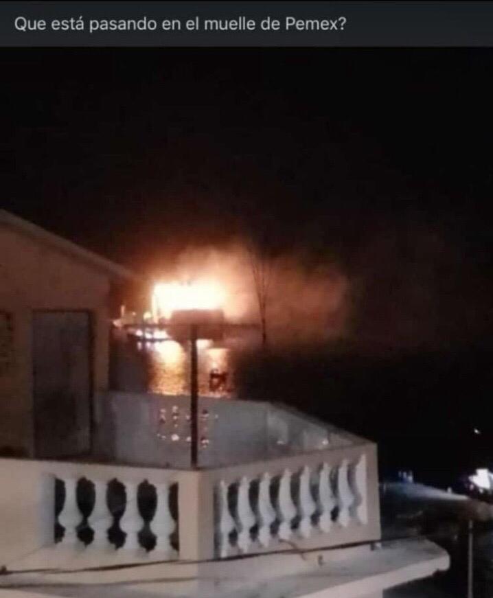 Fuga de amoníaco ocasiona nube de fuego en barco carguero en muelle de Pemex de Topolobampo