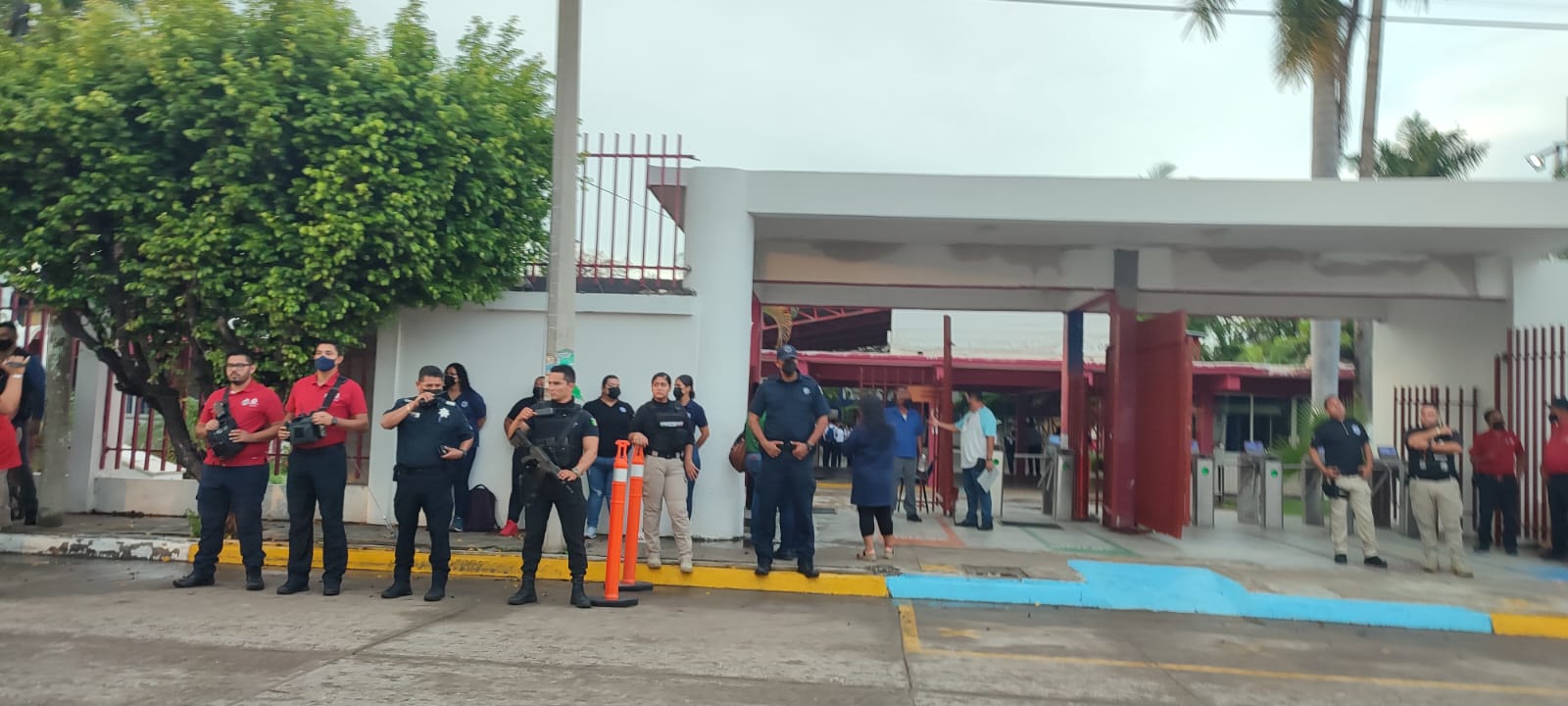 Municipales montan operativo afuera del Cbtis 051 tras amenaza contra alumnos de esa institución educativa