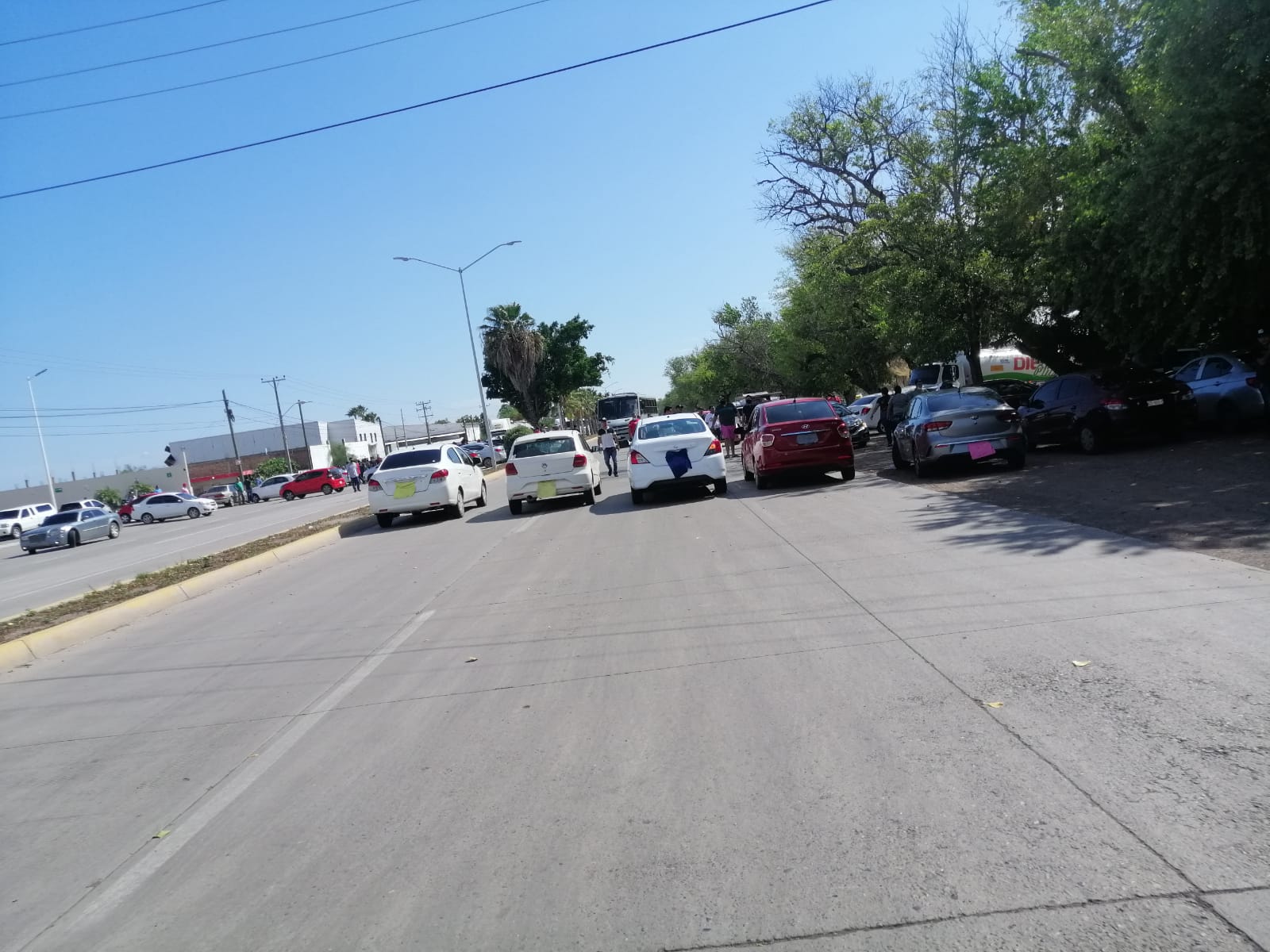 Se complica conflicto entre Uber y autoridades, bloquean ahora la carretera Mochis-Topo