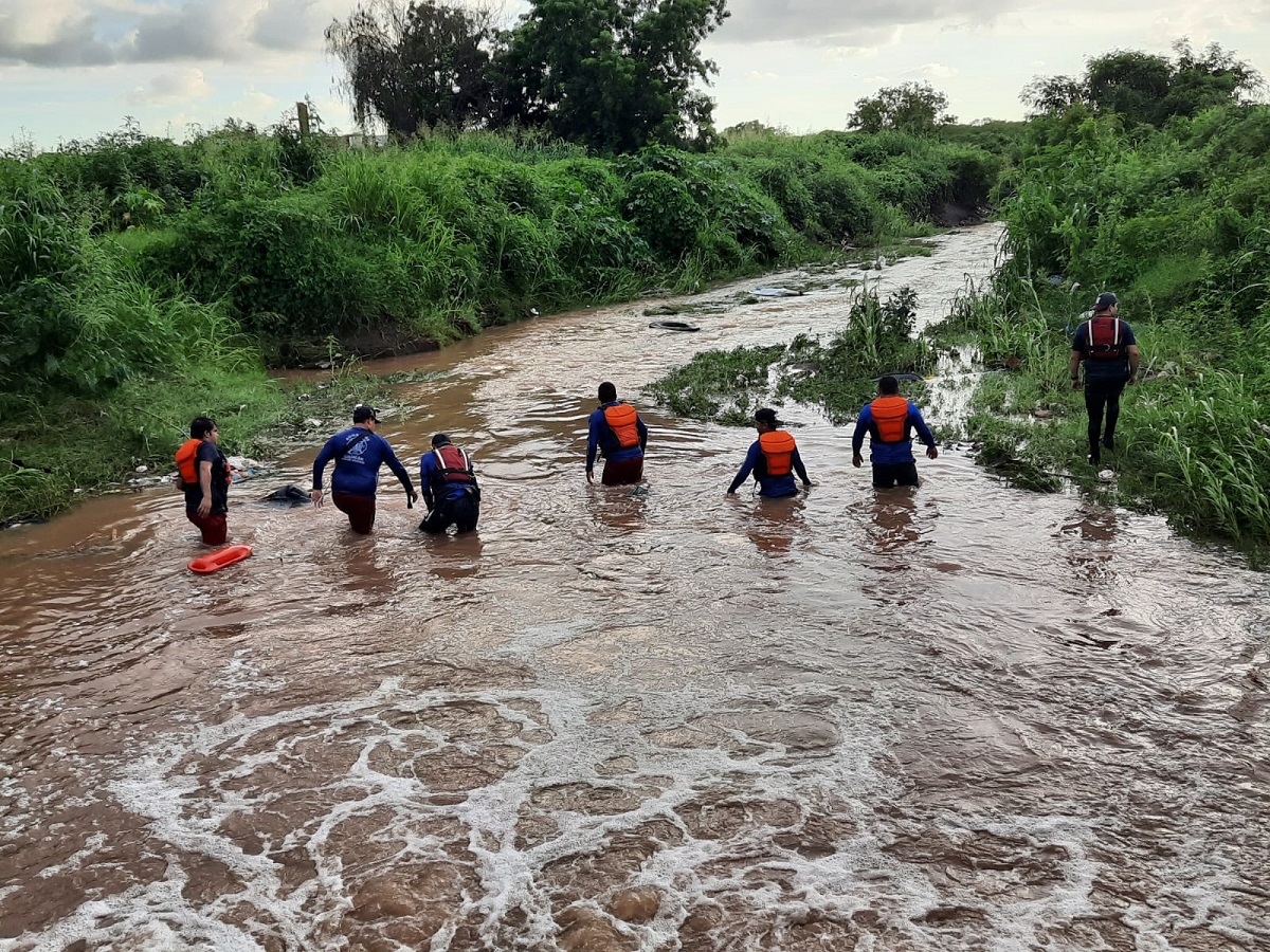 Sin rastro de Ángel; cae la noche y suspenden la búsqueda del menor que cayó a canal, en Culiacán