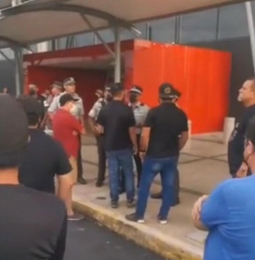Choferes de plataforma bloquean entrada al aeropuerto de Mazatlán