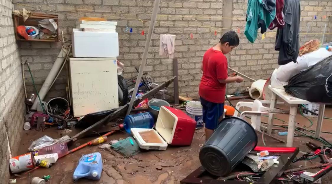 “El agua nos llegaba a la cintura, solo agarré a mi hijo y salí”; familias del Limón de Los Ramos se quedan sin nada