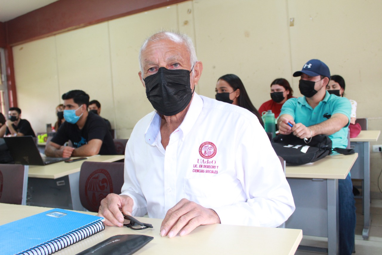 A sus 72 años don Manuel pide a Dios que le permita la dicha de ser un gran abogado