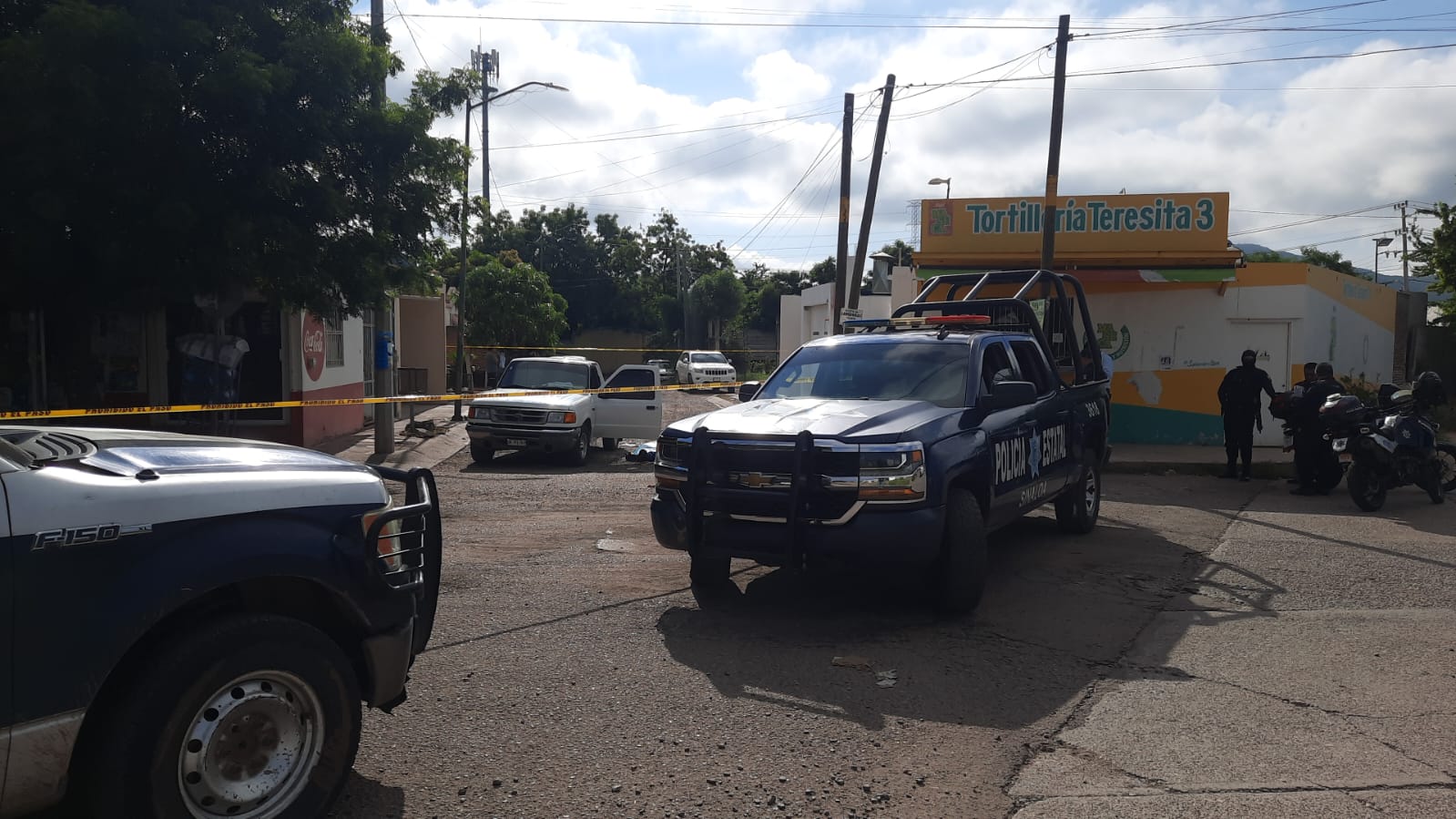 Lo bajan de camioneta y lo asesinan a balazos en fraccionamiento Villa Bonita, Culiacán