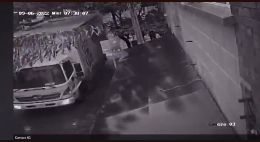 Bimbo dispuesto a reparar el daño que ocasionó uno de sus camiones en el centro de Culiacán 