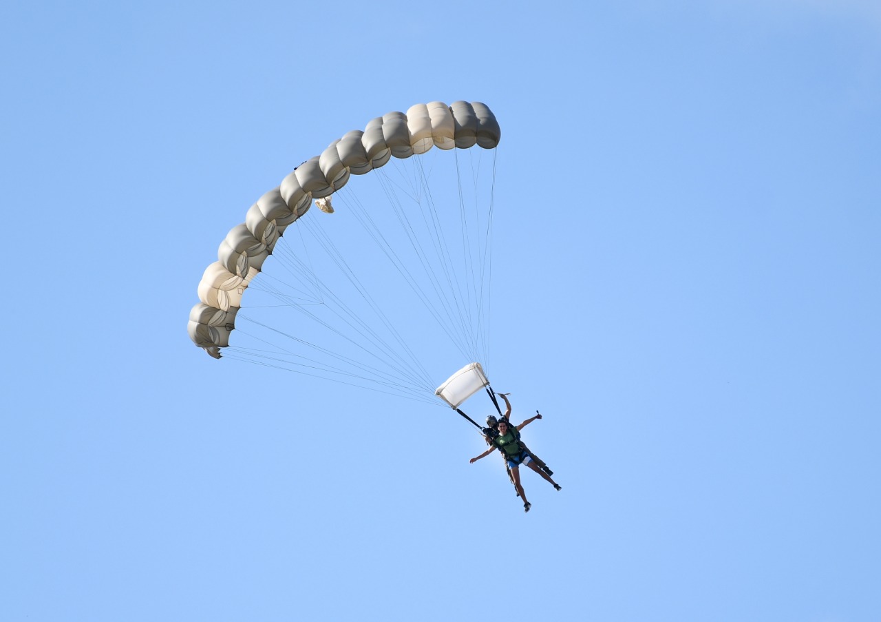¿Le gustan los deportes extremos? Prepárese, habrá salto de paracaídas en el puerto de Topolobampo