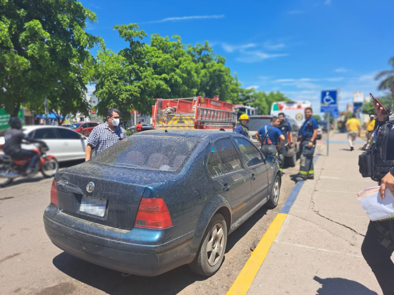 Deja encerrados a sus hijos dentro de un carro para hacer un trámite en el IMSS en Culiacán