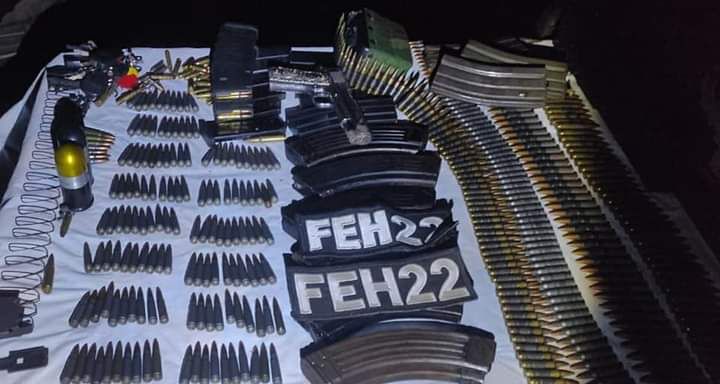 Detiene el Ejército a dos hombres con arsenal y una camioneta blindada, en Guamúchil
